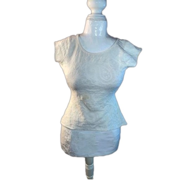 Almost Famous Chic Fabulous Duck Tail Asymmetrical Lace/Lattice Size XS Blouse - Picture 1 of 15